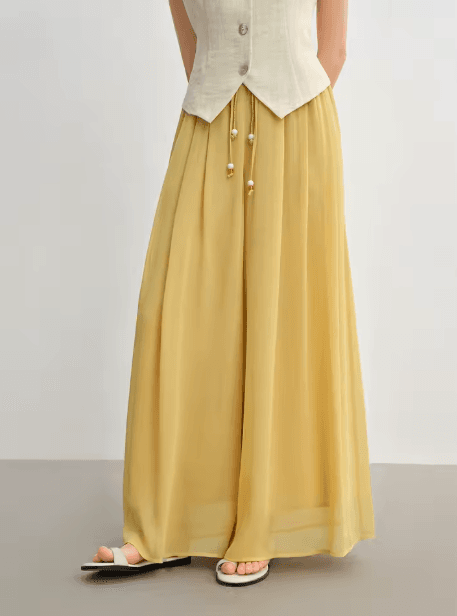 25 Minimalist Capsule Wardrobe Essentials 2026 | Timeless Pieces Every Woman Needs 22 A woman wearing stylish, flowy DUSHU wide-leg summer trousers in a minimalist, high-waisted cut, perfect for a 2026 summer capsule wardrobe.